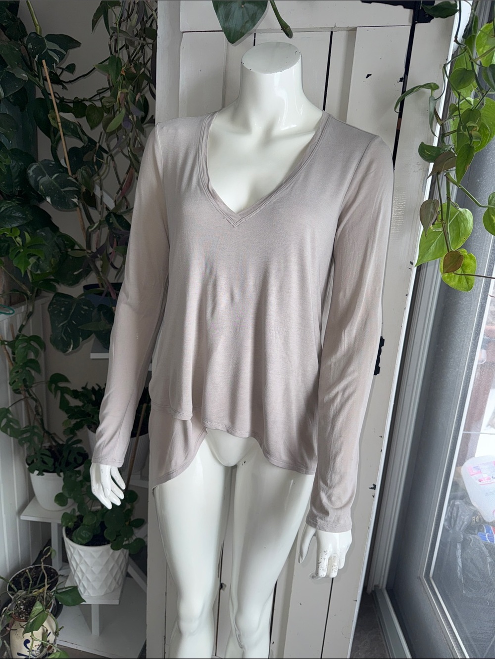 BCBGMaxAzria Women's V-Neck Long Sleeve Top in Light Taupe M Rayon NWOT